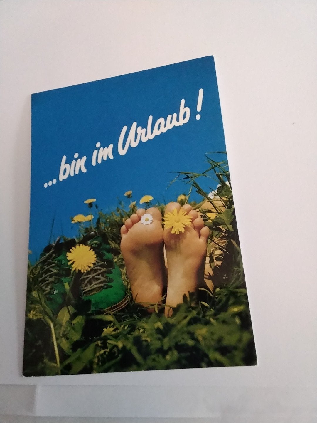 Ansichtkaart: ...bin im Urlaub! (Voeten in het gras), Ophalen of Verzenden, 1980 tot heden, Ongelopen