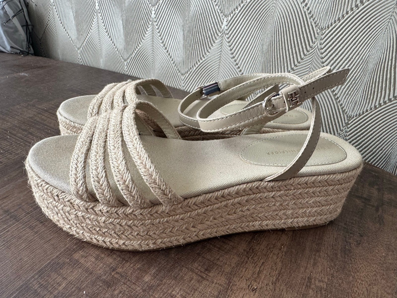 Tommy Hilfiger Sandalen Beige Maat 39, Ophalen of Verzenden, Zo goed als nieuw, Beige, Sandalen of Muiltjes