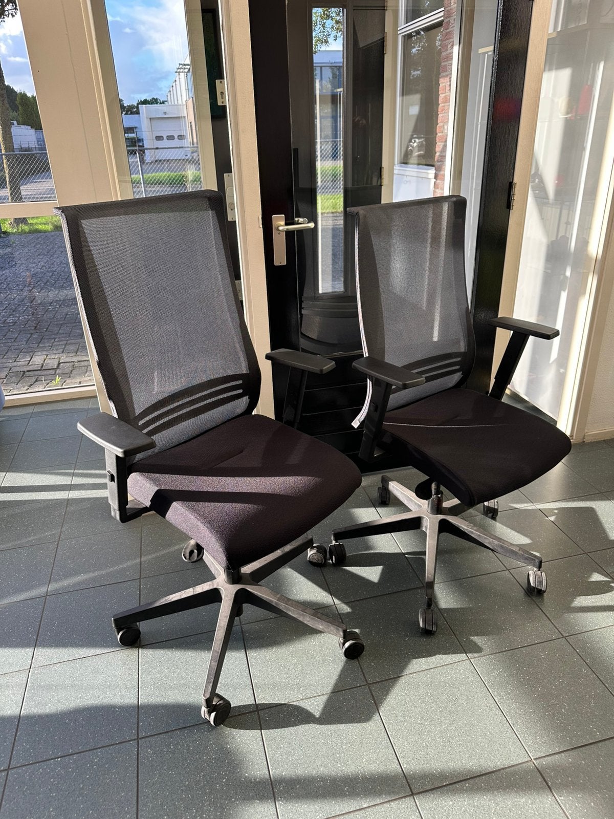 2x Ergonomische Bureaustoel Zwart Mesh - Nowy Styl Altum, Ophalen of Verzenden, Zo goed als nieuw, Zwart, Bureaustoel
