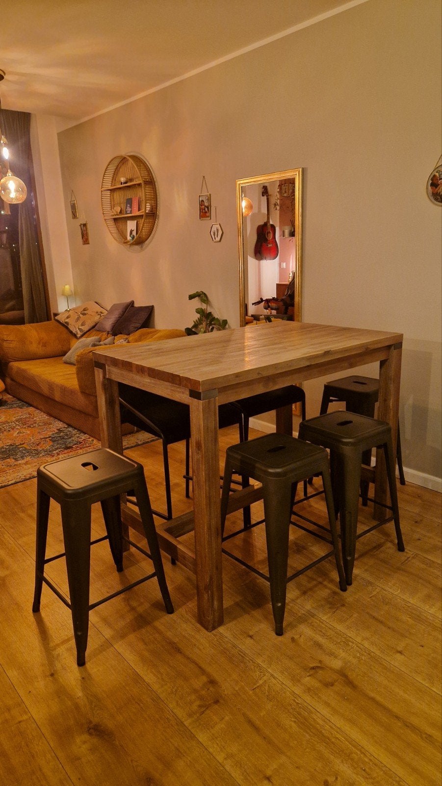Hoge bartafel met 4 barkrukken en 2 barstoelen, Huis en Inrichting, Ophalen, Met voetsteun, 90 cm of meer, Hout