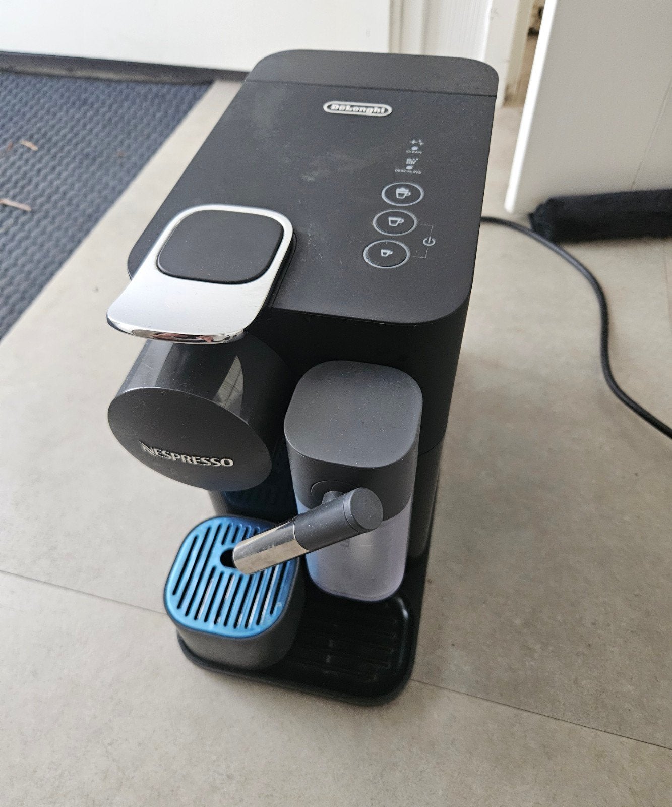 De'Longhi Nespresso Vertuo Lattissima - Zwart, Ophalen, Koffiepads en cups, Gebruikt, Koffiemachine