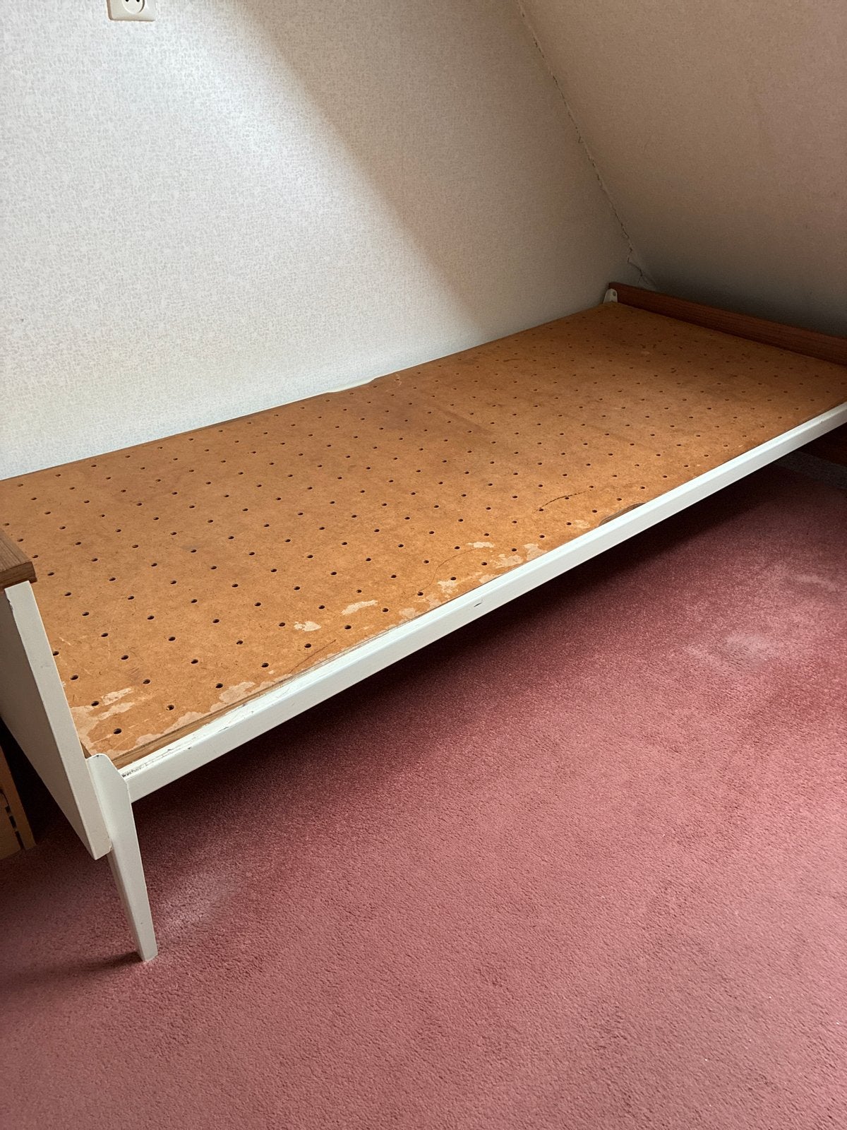 Eenpersoonsbed met metalen frame en geperformeerde bodem, Ophalen, Gebruikt, 90 cm, Eenpersoons