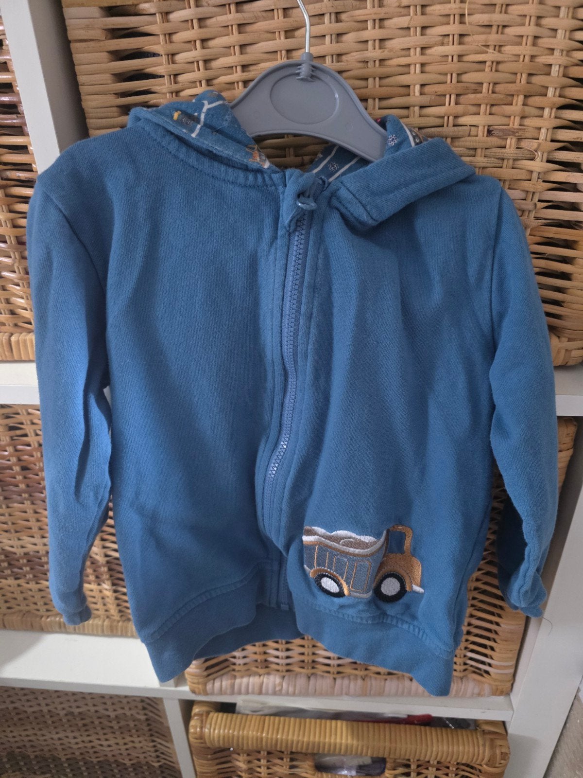Blauwe hoodie met rits en auto-applicatie - Maat 98, Ophalen of Verzenden, Gebruikt, Jongen, Trui of Vest