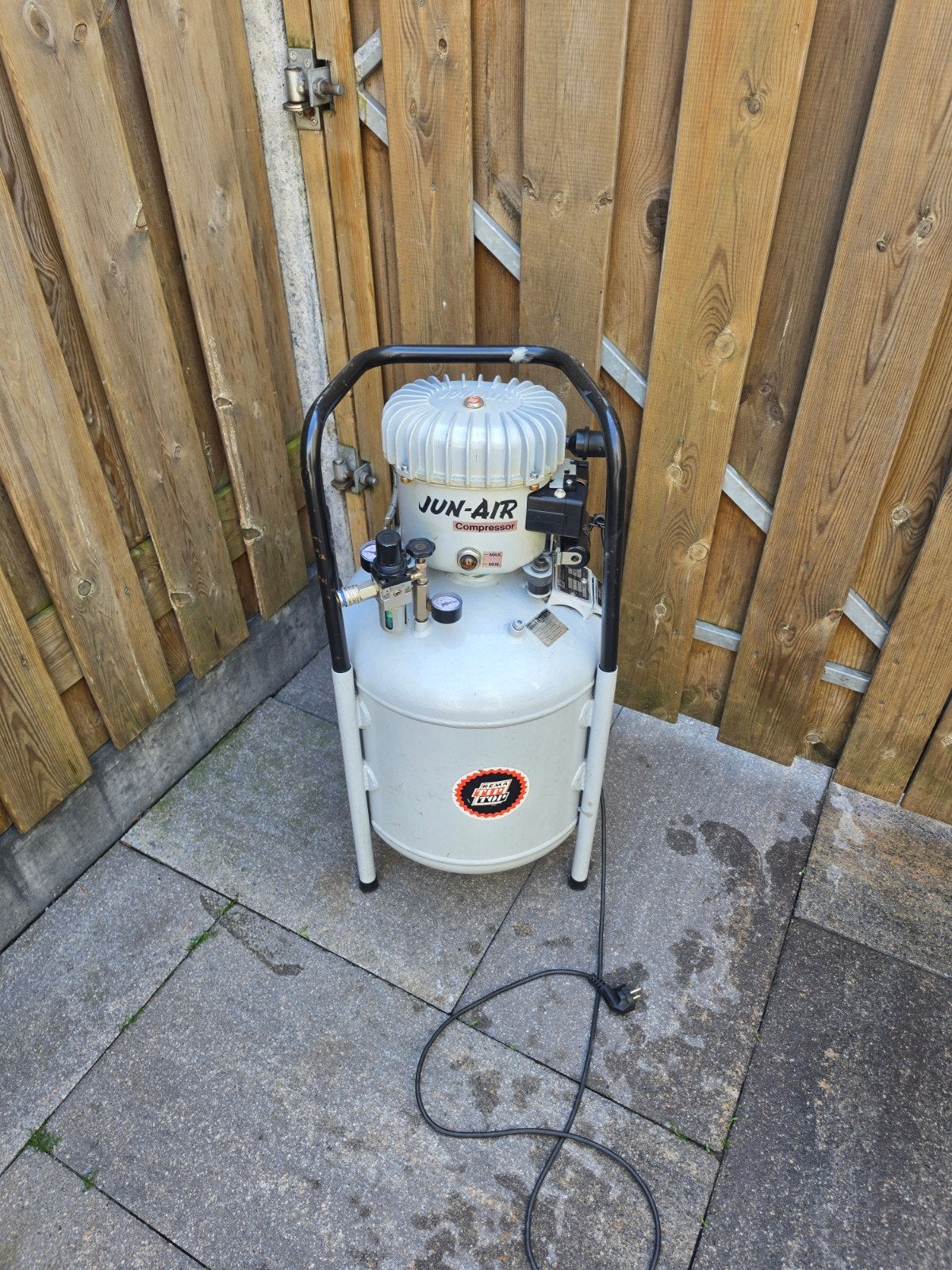 Jun Air stille compressor 50 liter tankinhoud, Ophalen, Gebruikt