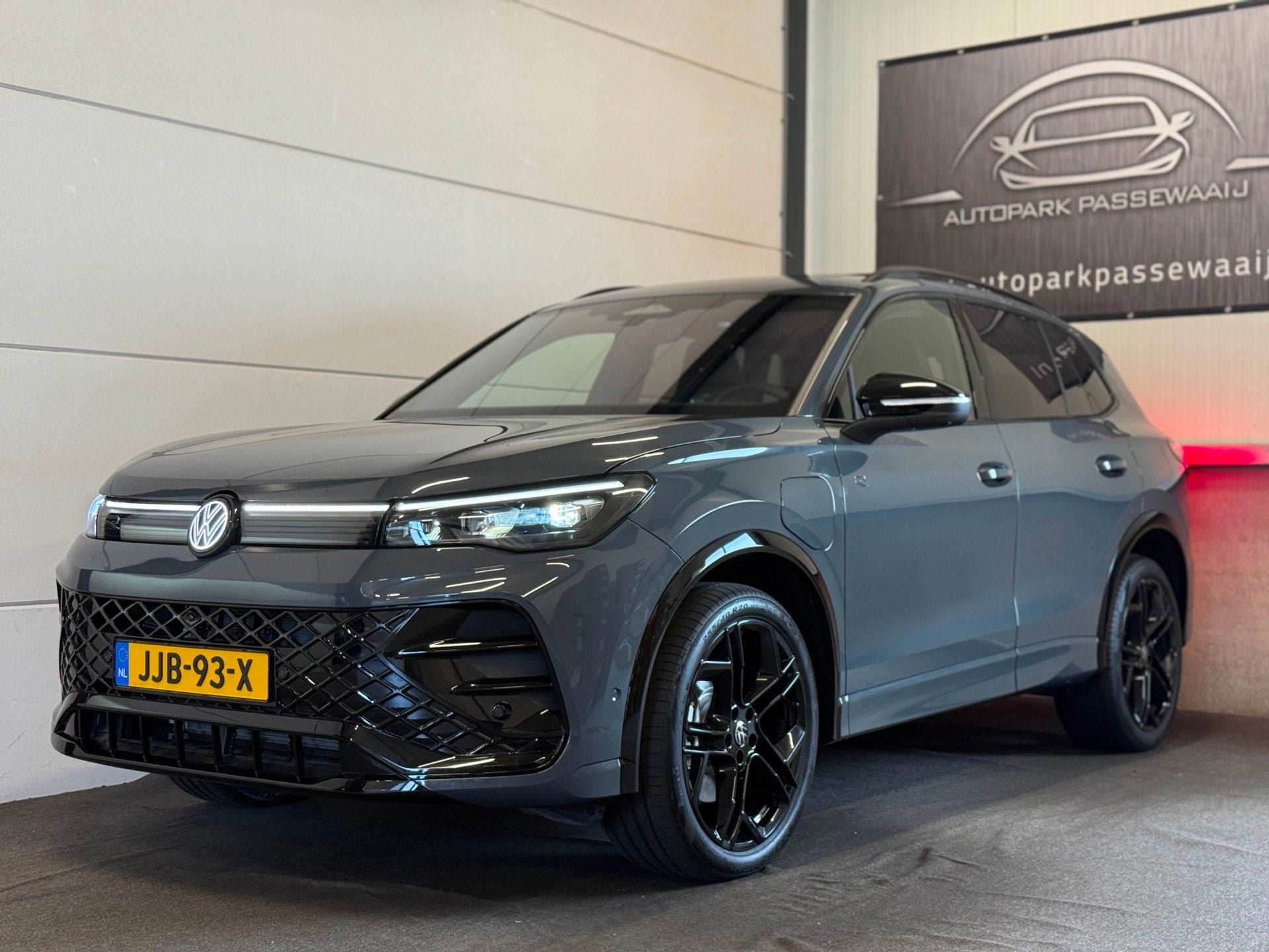 Volkswagen Tiguan 1.5 eHybrid R-Line Edition Pano, ACC, IQ,, Auto's, Dealer onderhouden, Stof, 150 pk, Bedrijf