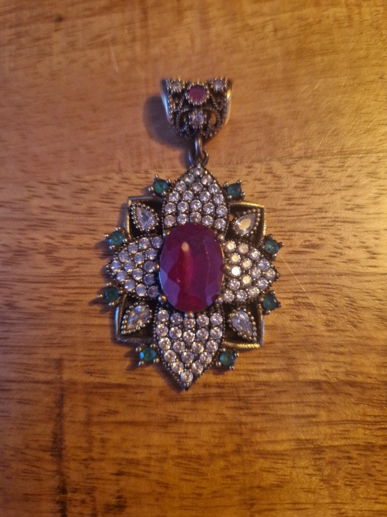 925 zilveren hanger met grote robijn en kleine smaragdjes, Ophalen of Verzenden, Zilver, Ring, Met edelsteen