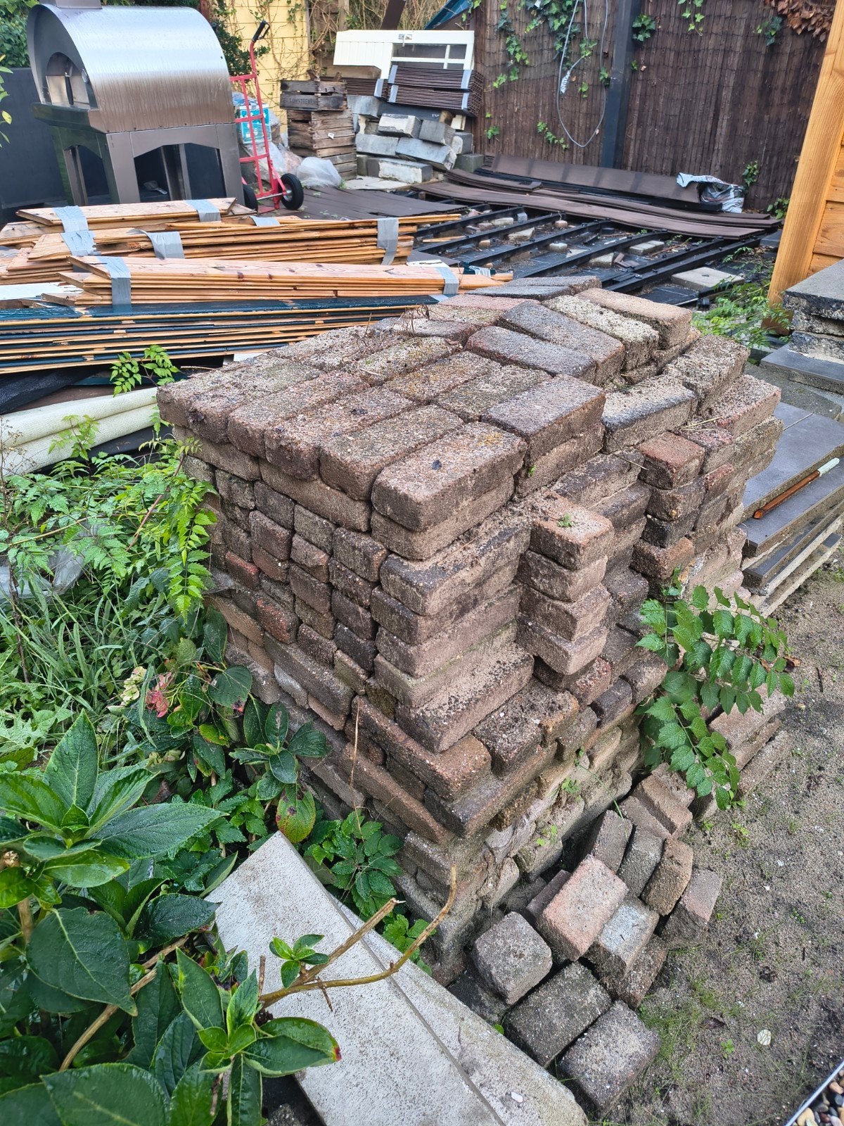 gratis bakstenen/klinkers, Tuin en Terras, Ophalen, Beton, Klinkers