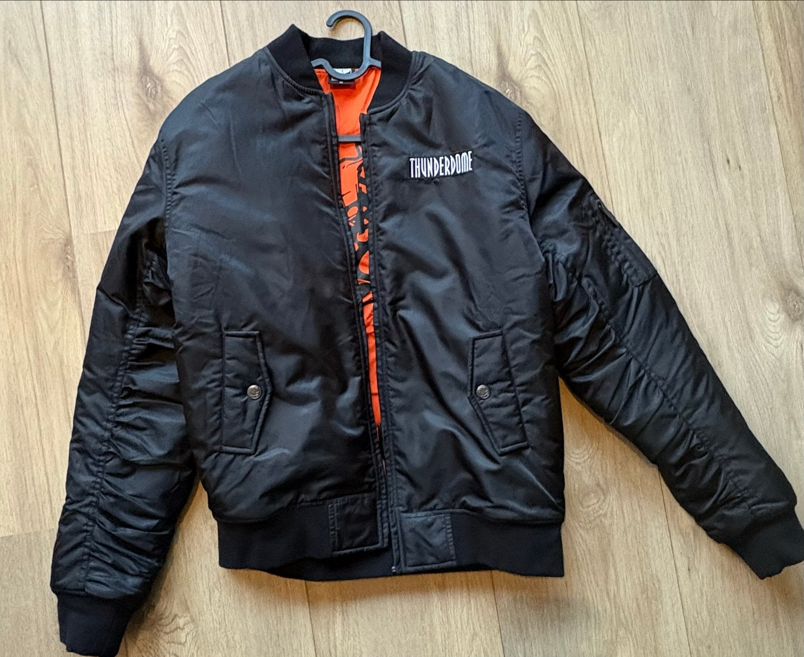 Thunderdome Bomberjack Zwart met Oranje Voering, Ophalen, Zo goed als nieuw, Maat 48/50 (M), Zwart