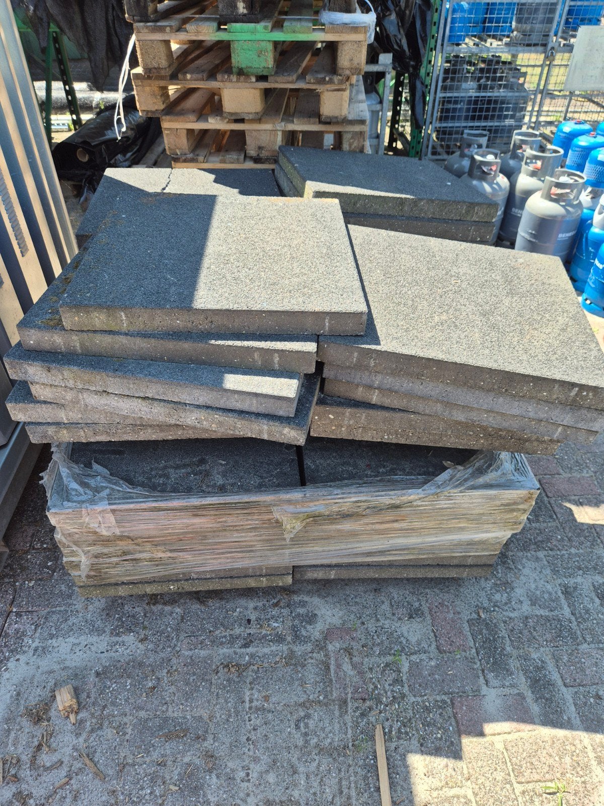 Ruim 40 gebruikte tegels 60x60cm - Afhalen in Staphorst, Ophalen, Gebruikt, 10 m² of meer, Beton
