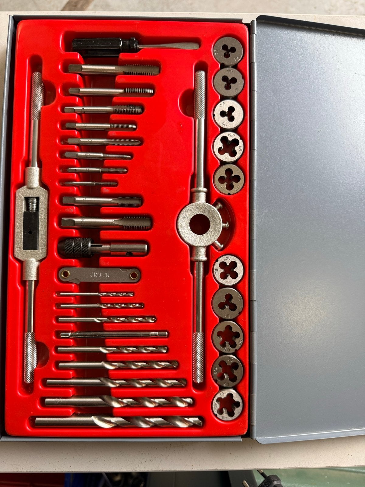 Complete Tappen en Snijplaten Set in Metalen Koffer, Ophalen of Verzenden, Nieuw, Gereedschapsset