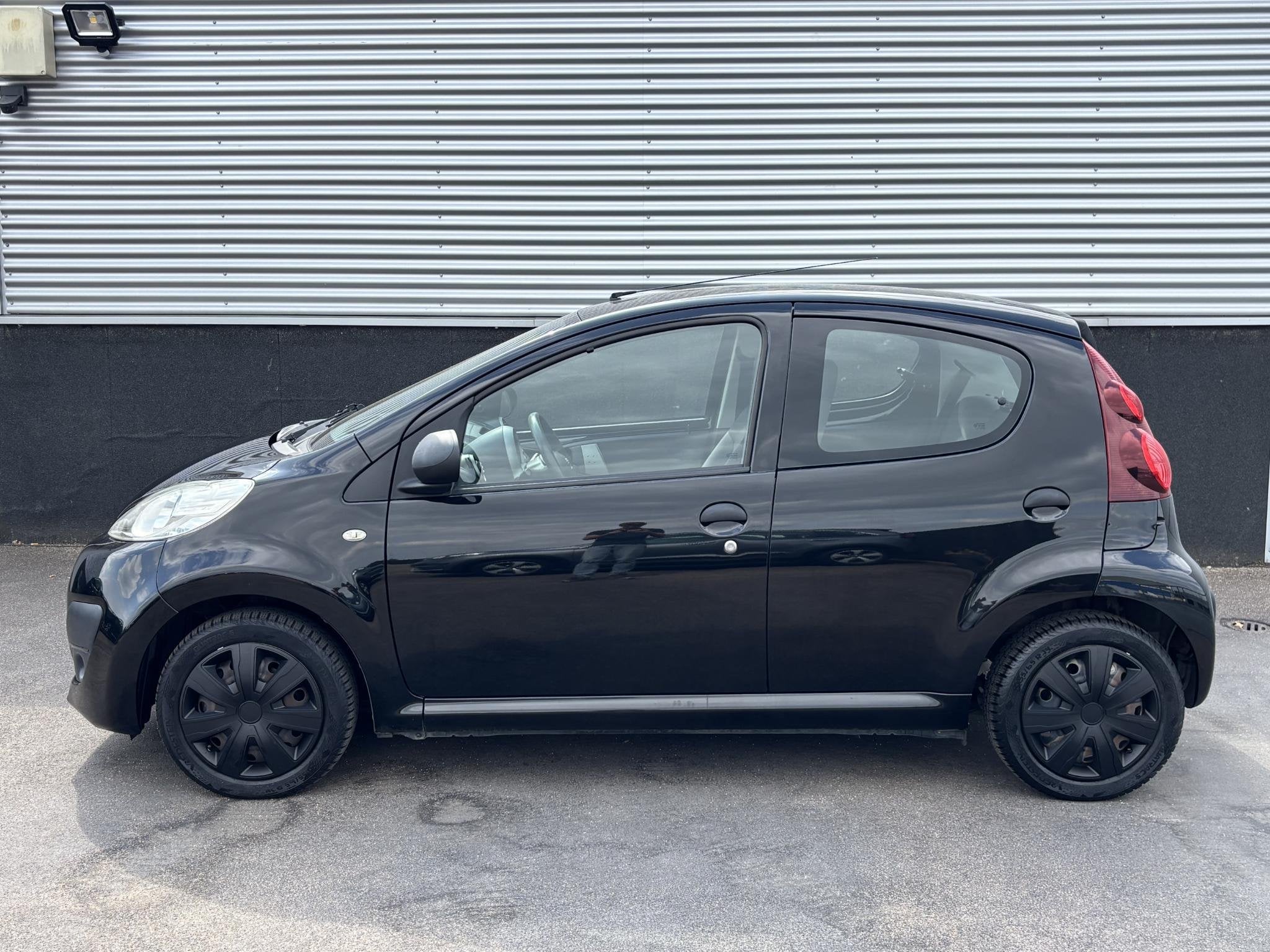 Peugeot 107 1.0 Access Accent Airco, 5-deurs, Nederlandse au, Auto's, Voorwielaandrijving, Stof, Gebruikt, Zwart