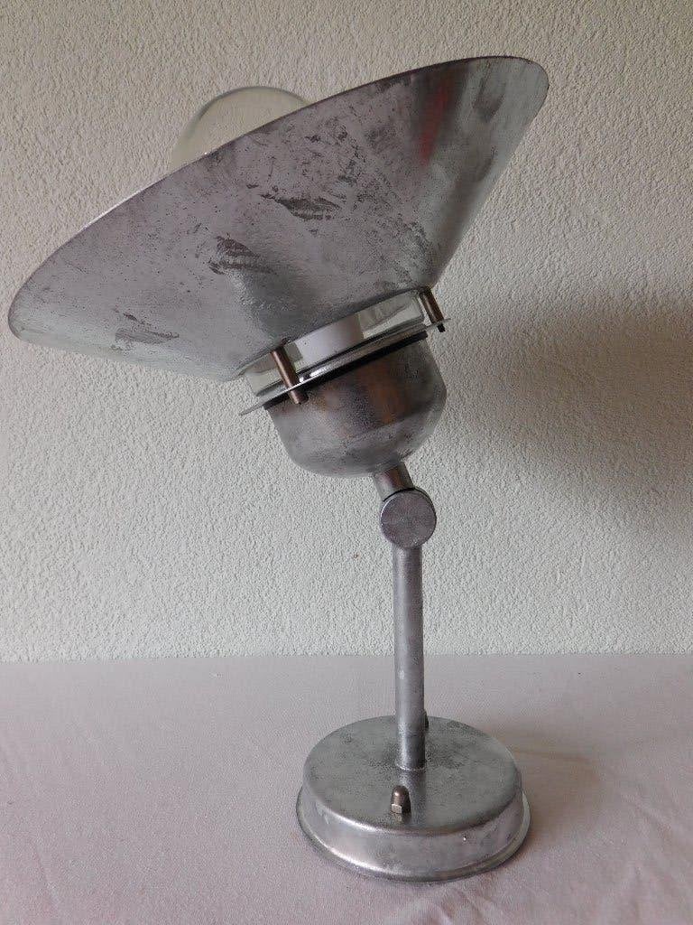 Wandlamp van zink met glazen kelk, met scharnier om de gewen, Huis en Inrichting, Gebruikt, Geschikt voor buiten, Overige kleuren