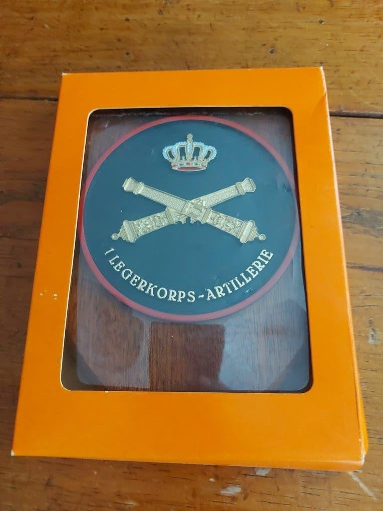 Diverse militaire wapenschildjes en tegels, Ophalen of Verzenden, Landmacht, Nederland, Overige typen