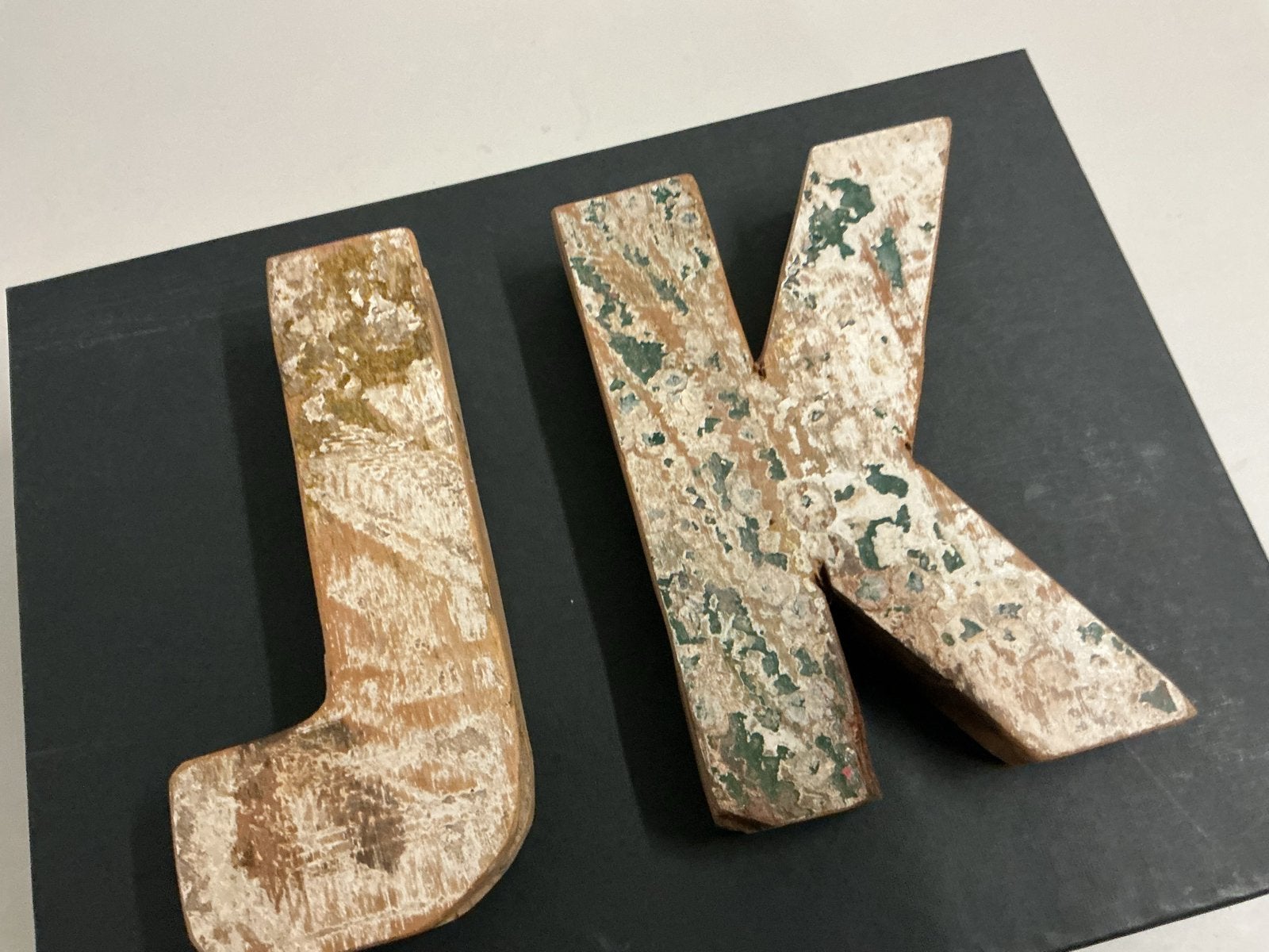 Houten decoratie letters K en J, Gebruikt, Meerkleurig, Ophalen of Verzenden, Vintage