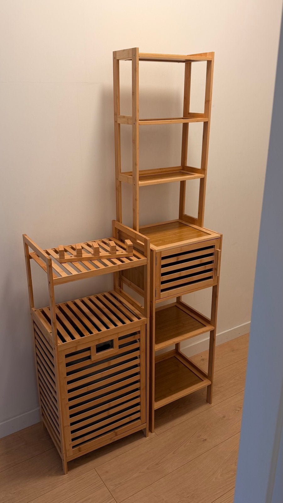 bamboo bathroom shelving unit and laundry basket + ikea hook, Ophalen, Zo goed als nieuw