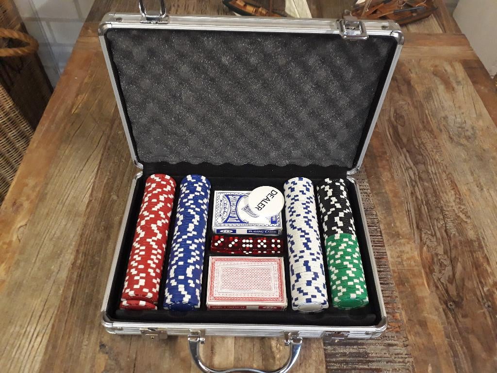 Pokerset 200 fiches, Hobby en Vrije tijd, Gezelschapsspellen | Kaartspellen, Ophalen of Verzenden, Gebruikt, Onbekend