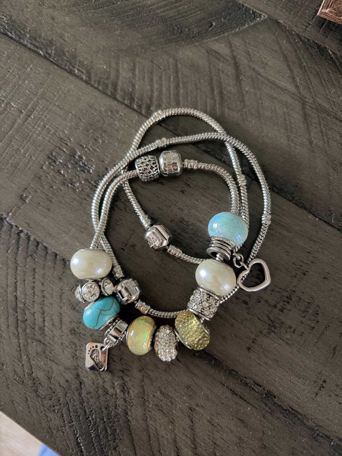 Zilverkleurige bedelarmband met diverse kralen, Sieraden, Tassen en Uiterlijk, Ophalen of Verzenden, Nieuw, Zilver, Met bedels of kralen