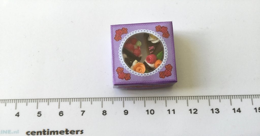 Poppenhuis miniaturen doos gebakjes 3, Ophalen of Verzenden, Nieuw, Poppenhuis