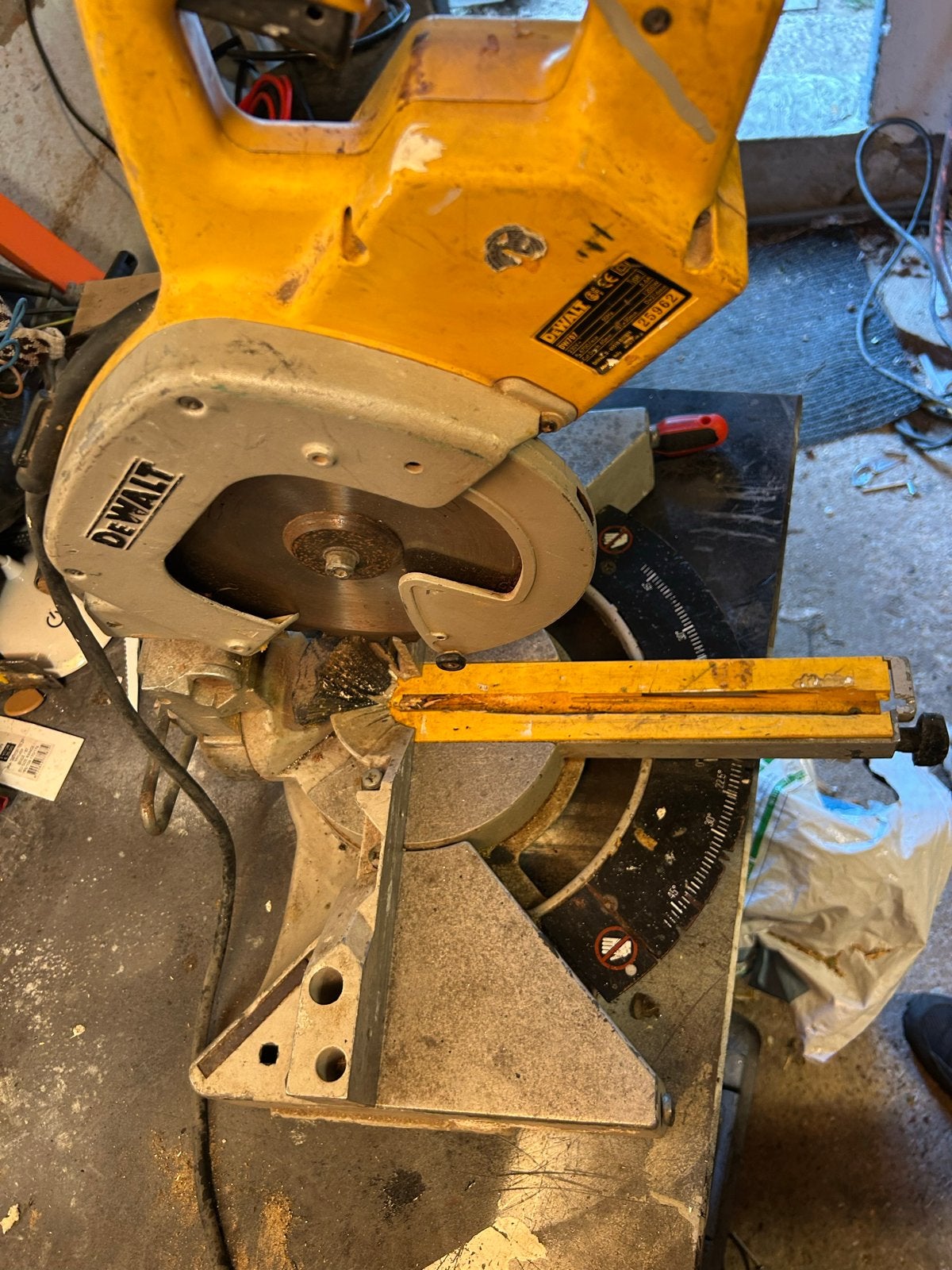 DeWalt DW707 Afkortzaag - Krachtig en Betrouwbaar, Doe-het-zelf en Verbouw, Gereedschap | Zaagmachines, Ophalen, Gebruikt, Afkortzaag