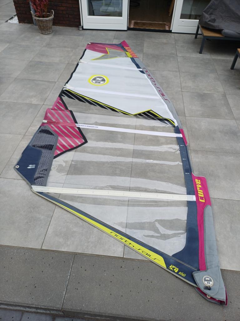 North sails curve 5.4 geplakt, Watersport en Boten, Windsurfen, Ophalen, Gebruikt, 5 tot 6.5 m², North Sails