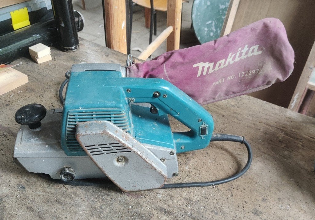 Makita 9402 Bandschuurmachine Krachtige  machine verhuizing, Ophalen, Gebruikt, Overige typen, Makita