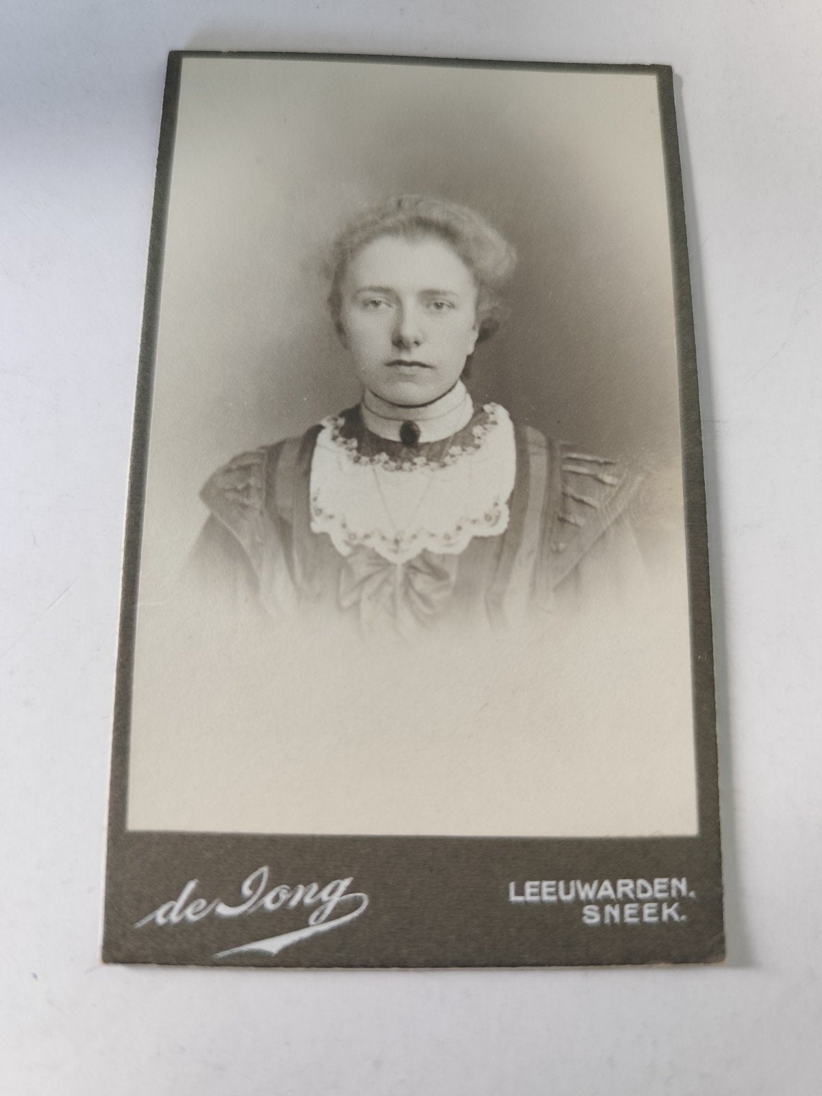 CDV jonge vrouw, Leeuwarden/Sneek, 'de Jong', Verzamelen, Ophalen of Verzenden, Voor 1940, Gebruikt, Foto