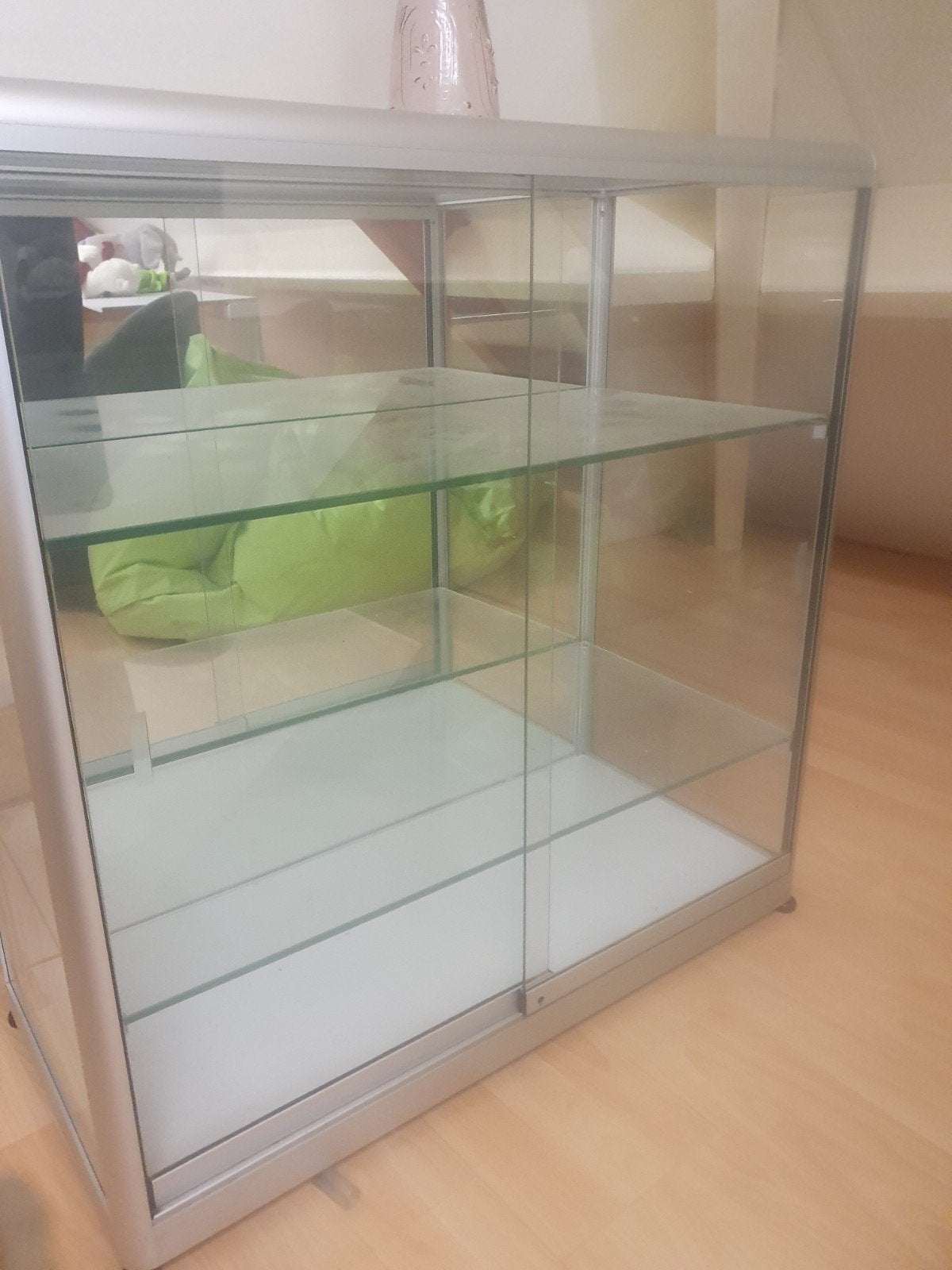 Glazen vitrinekast met schuifdeuren, 100 tot 150 cm, 100 tot 150 cm, Ophalen of Verzenden, Glas
