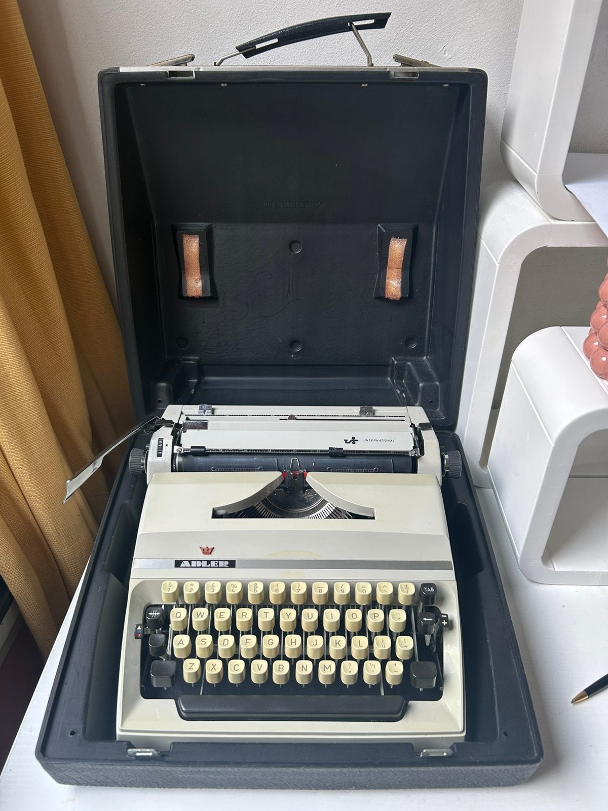 Adler International typemachine inclusief koffer werkend, Diversen, Typemachines, Gebruikt, Ophalen of Verzenden