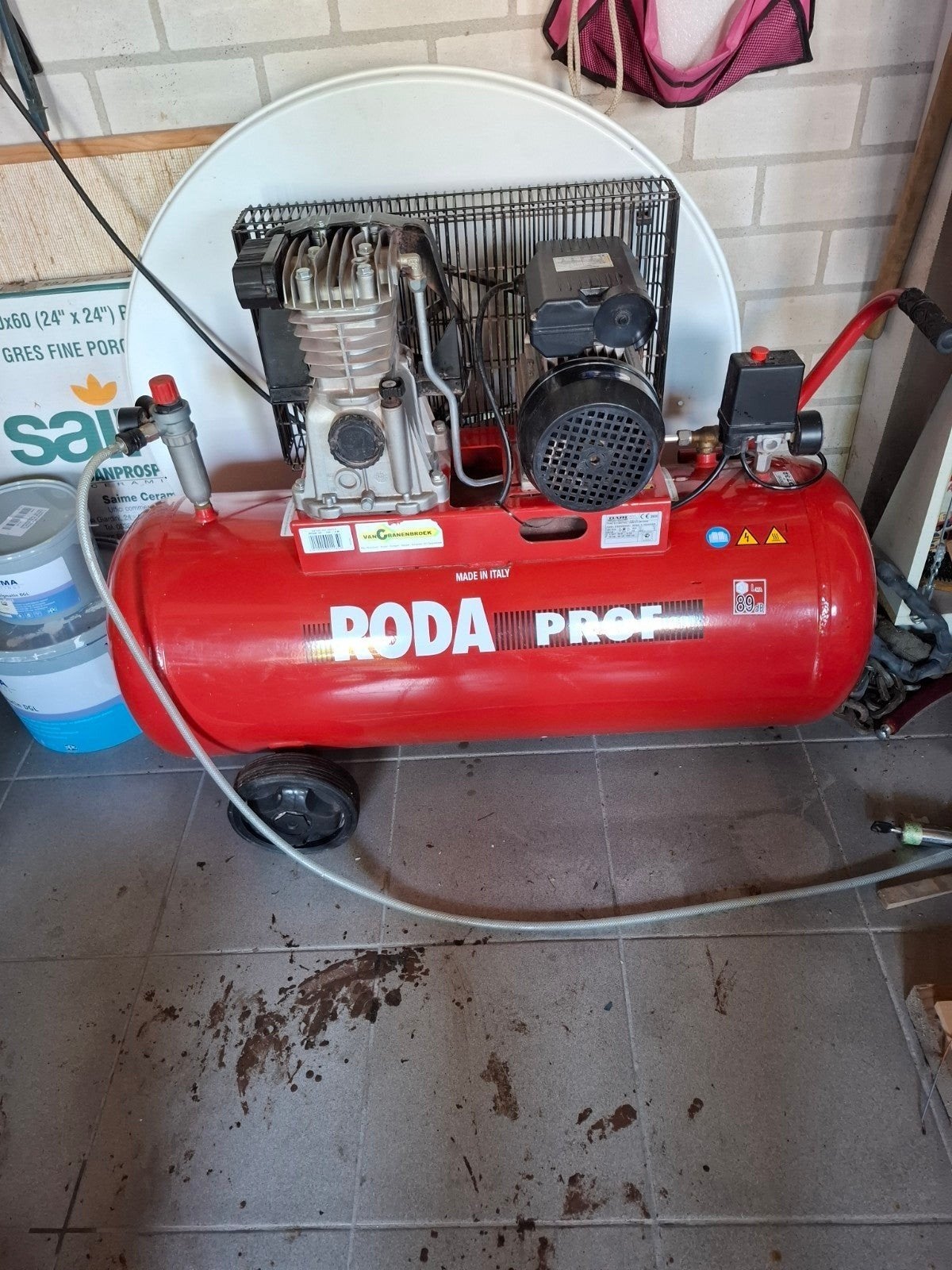 Compressor met slang + spijker/niethamer en diverse., Ophalen, Gebruikt, 6 tot 10 bar, 25 tot 100 liter
