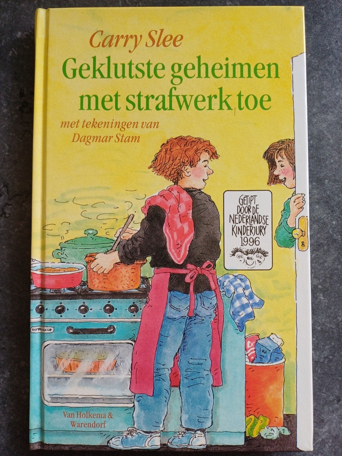 Geklutste geheimen met strafwerk toe - Carry Slee, Ophalen of Verzenden, Zo goed als nieuw, Carry Slee, Fictie