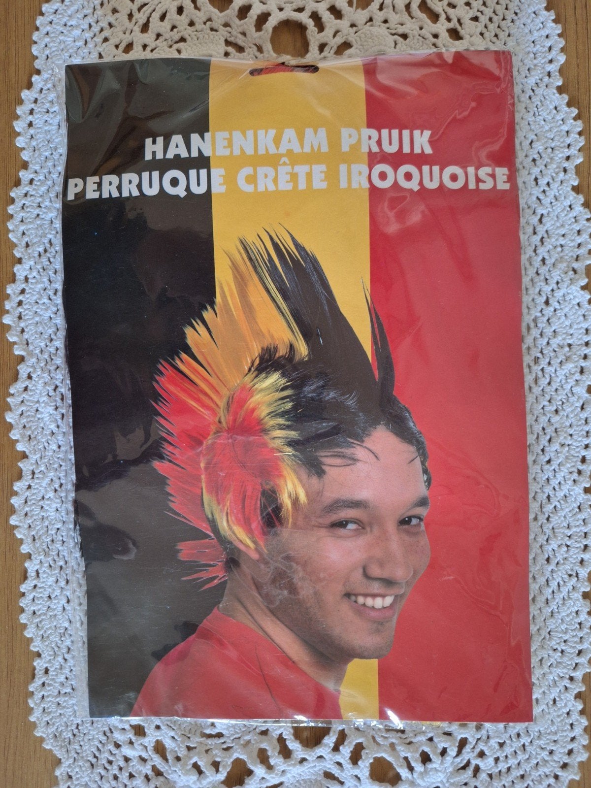 Hanekam pruik -  rood / geel / zwart, Ophalen of Verzenden