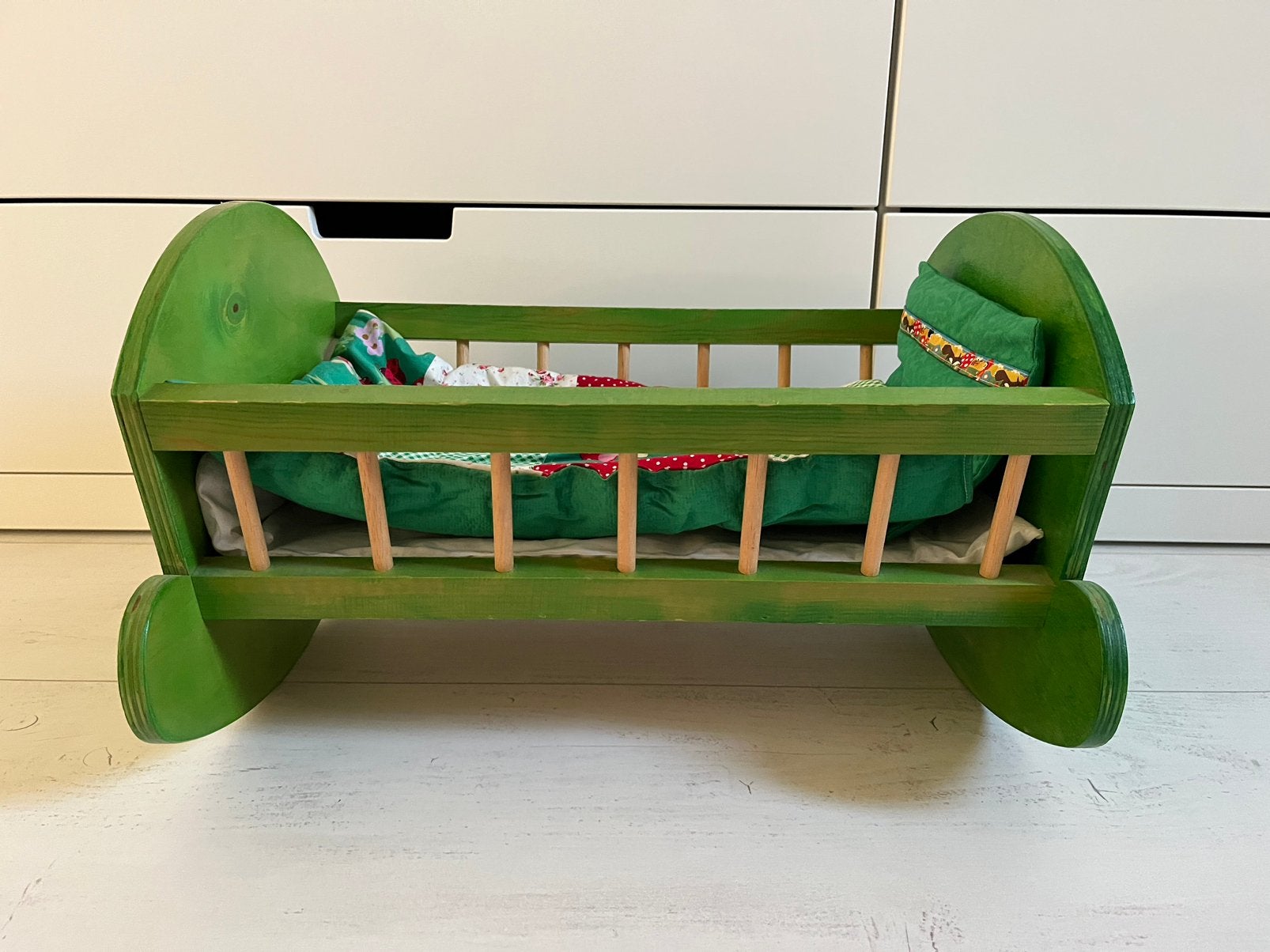 Poppenwieg van hout met dekentje, Ophalen, Zo goed als nieuw, Babypop
