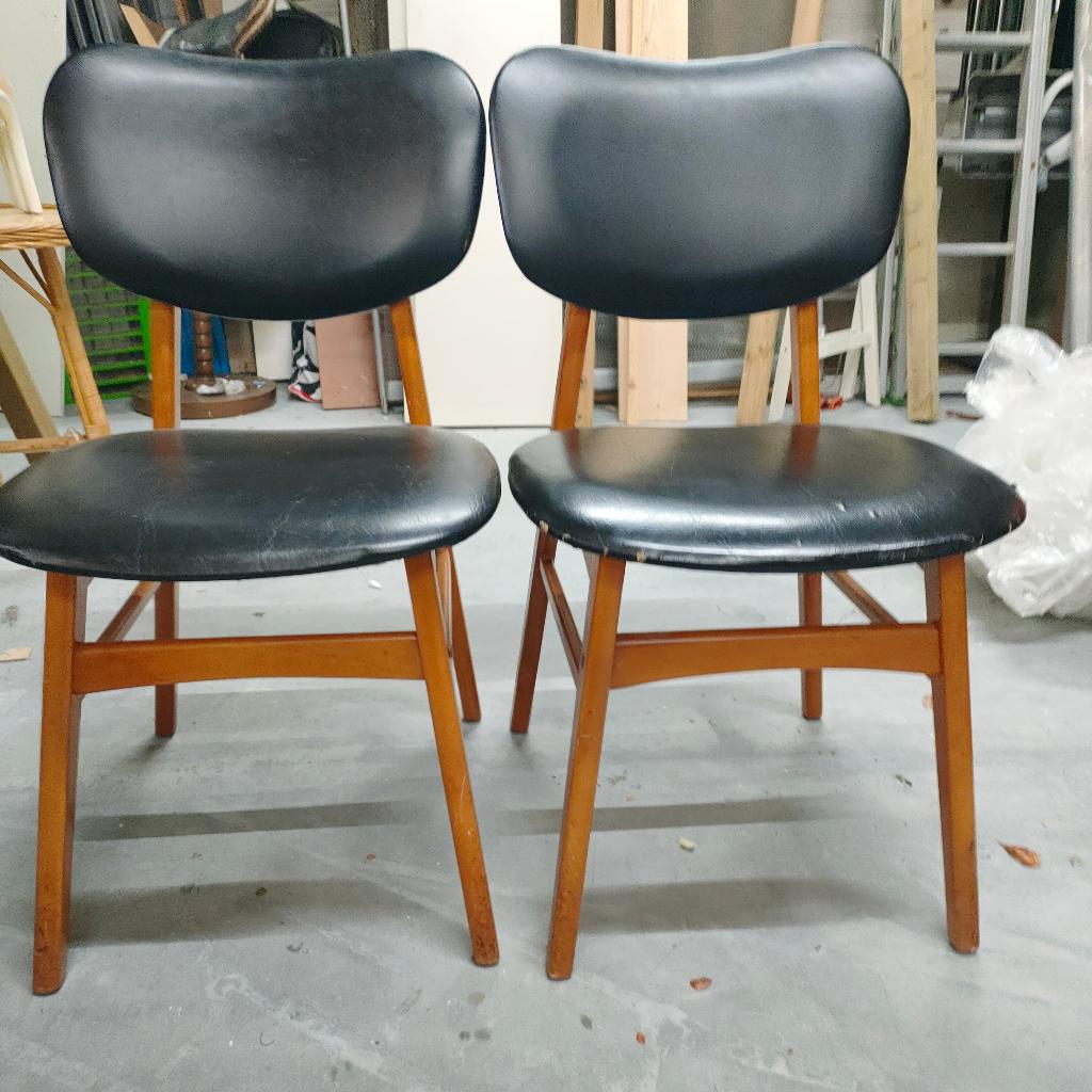 Scandinavisch Eetkamerstoelen zwart leer (Outlet De Overkant, Ophalen, Gebruikt, Twee, Zwart