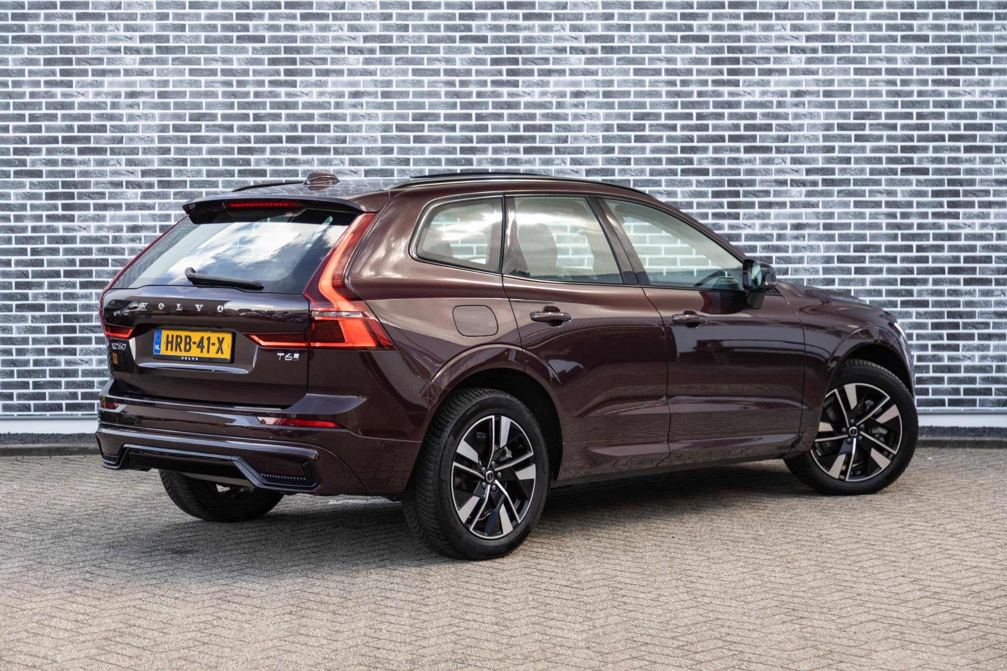 Volvo XC60 2.0 T6 Plug-in Hybrid AWD Plus Dark | PHEV Long R, Gebruikt, Euro 6, 4 cilinders, 180 min