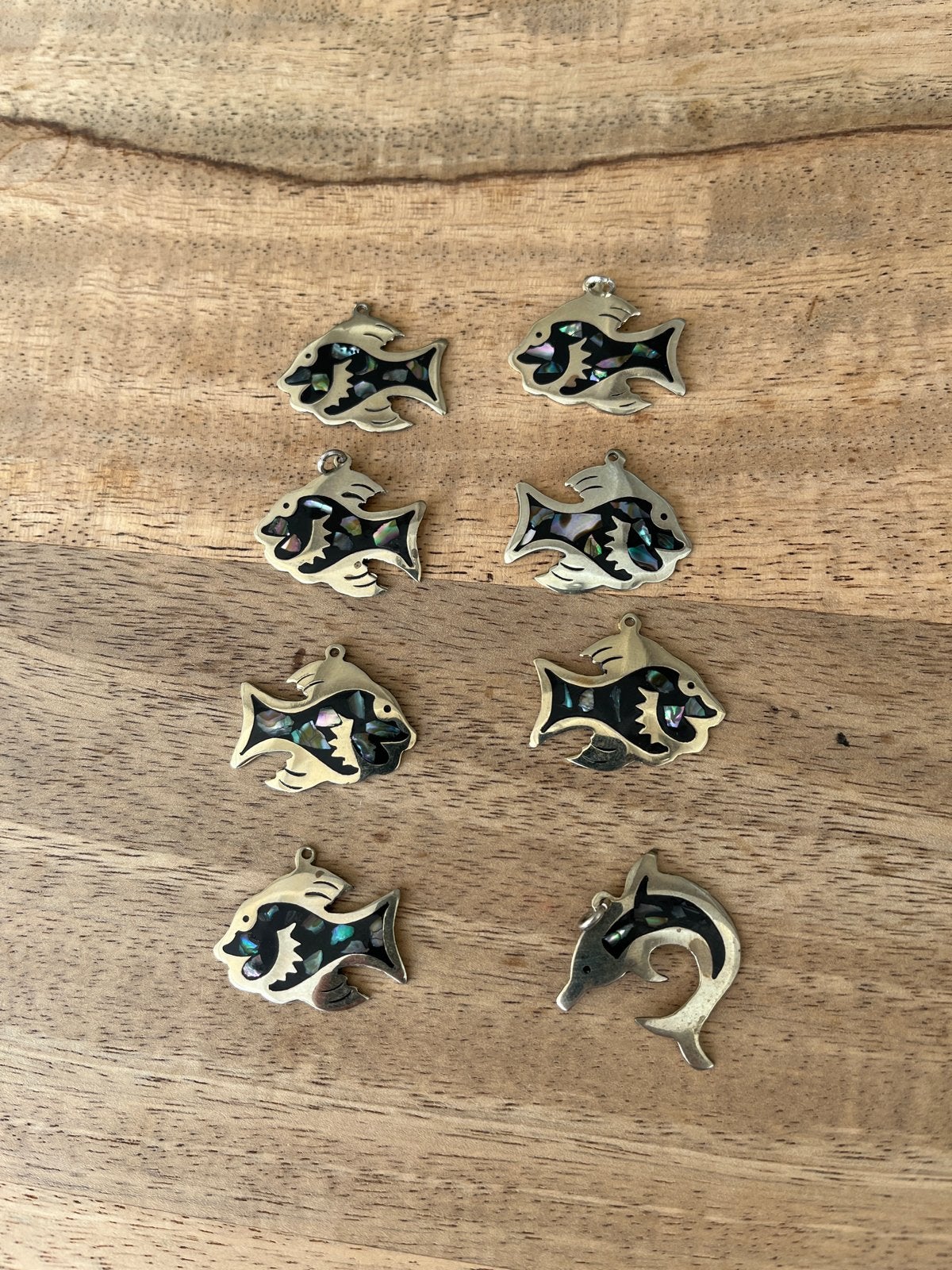 Zilverkleurige hangers met parelmoer inleg - Vissen en dolfi, Ophalen of Verzenden, Nieuw, Zilver, Dier