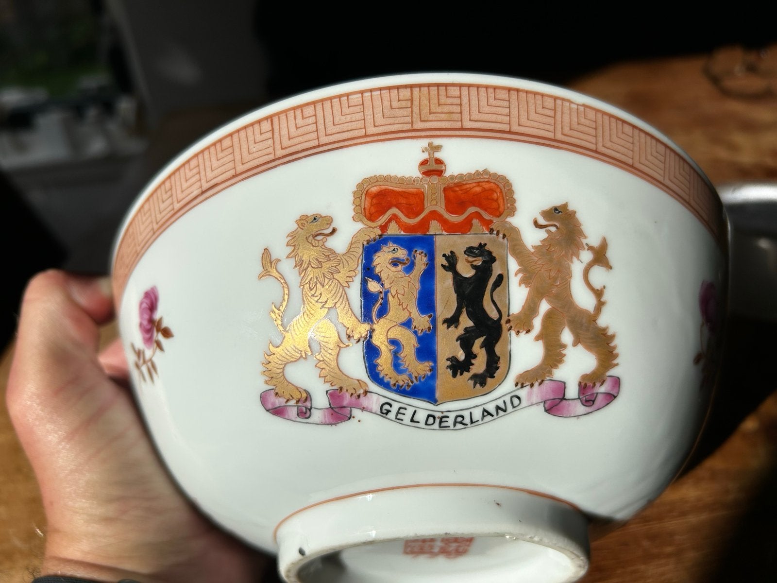 Antieke Chinese kom met wapen van Gelderland, Ophalen