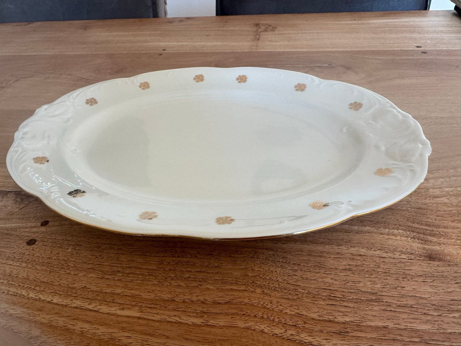 Grote Ovale Serveerschaal Porselein Wit Goud 36x27cm, Antiek en Kunst, Ophalen of Verzenden