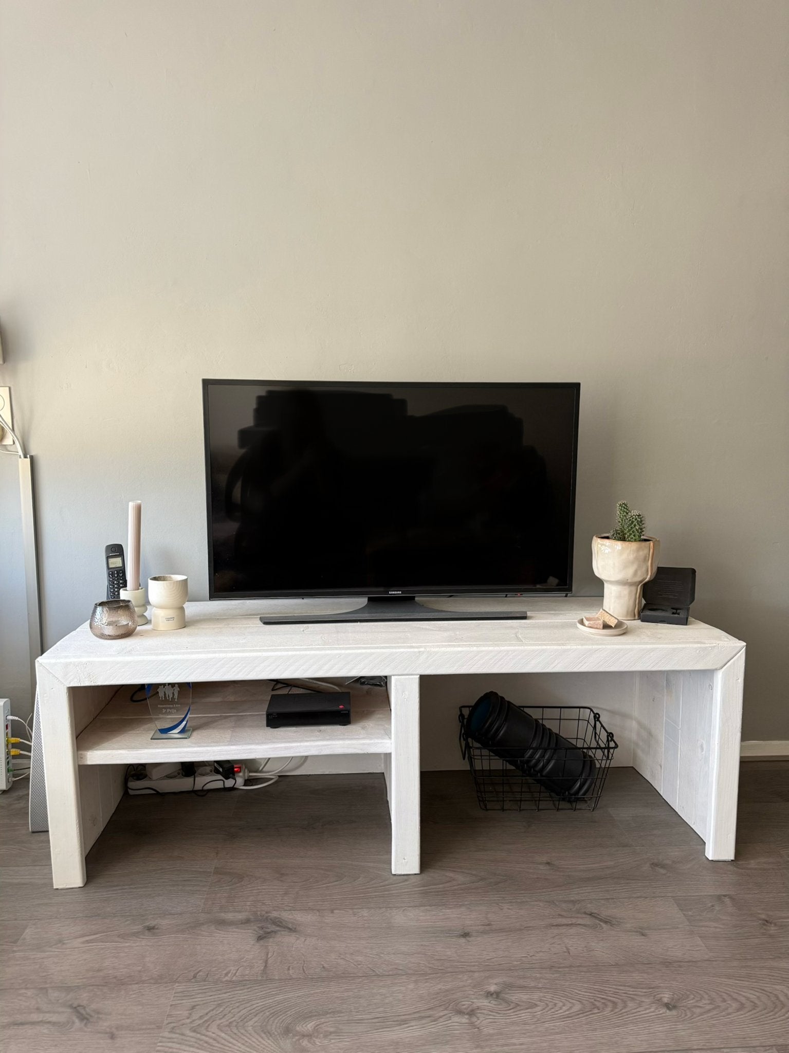 Stevige witte tv-meubel van 150 cm lang, Gebruikt, 100 tot 150 cm, Ophalen of Verzenden, Minder dan 100 cm
