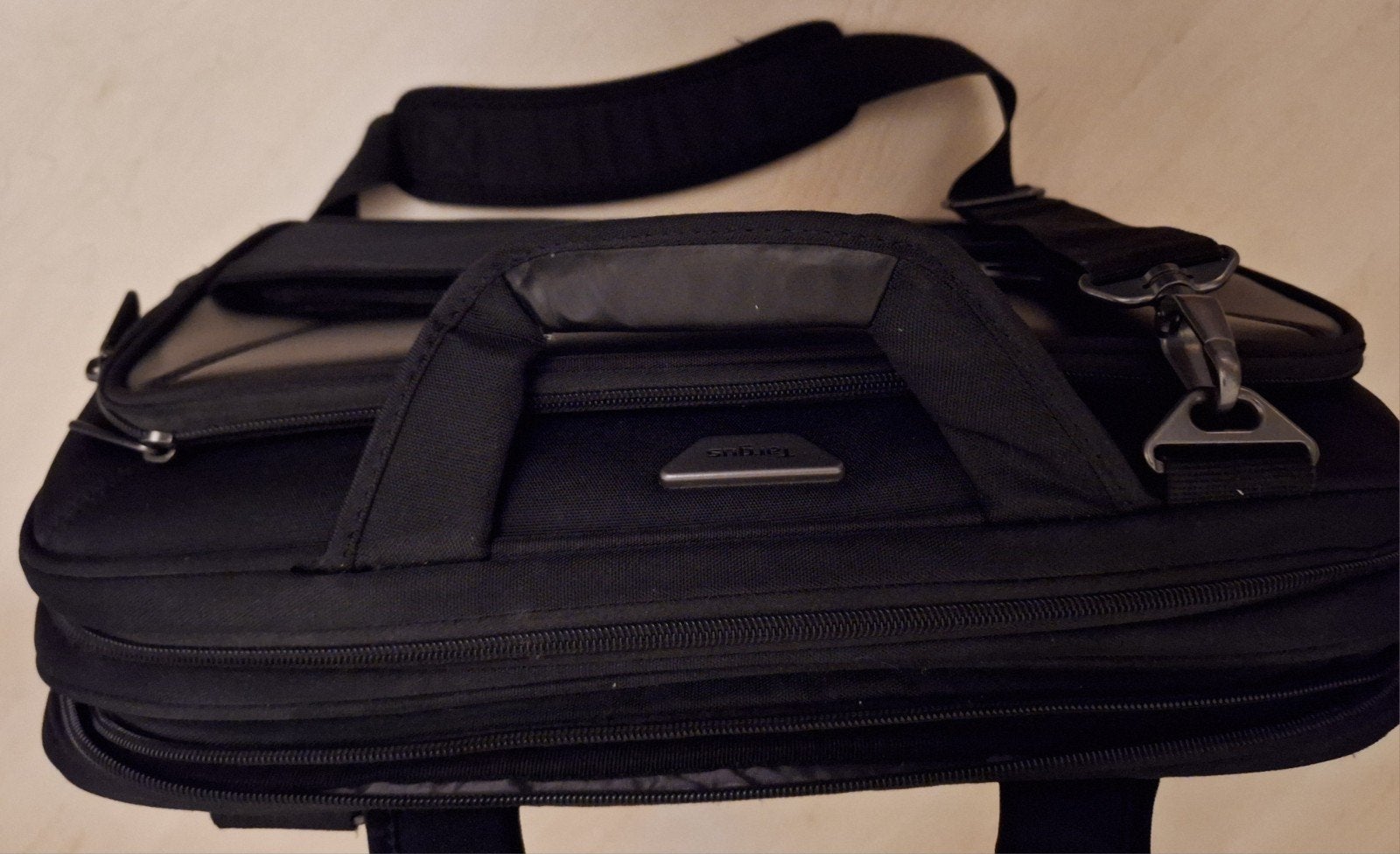 2 laptoptassen, Computers en Software, Ophalen of Verzenden, 17 inch of meer, Zo goed als nieuw