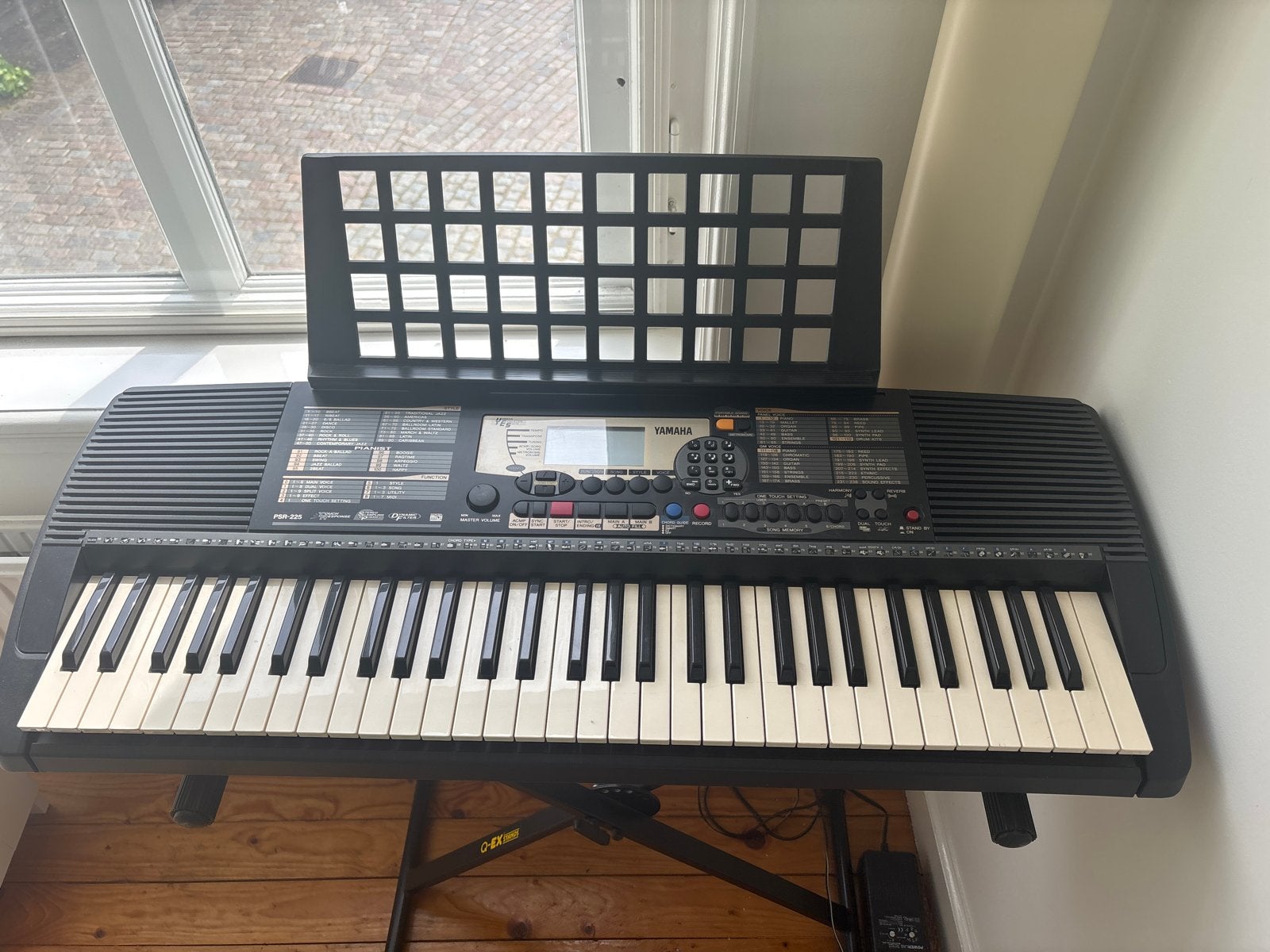 Yamaha PSR-225 keyboard met standaard, Ophalen, Yamaha, Aanslaggevoelig, 61 toetsen