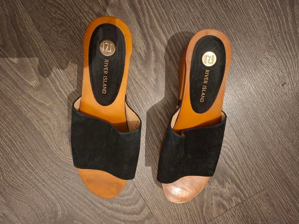 River Island Zwarte Muiltjes met Houten Hak maat 39 € 10,00, Zo goed als nieuw, River Island, Zwart, Sandalen of Muiltjes