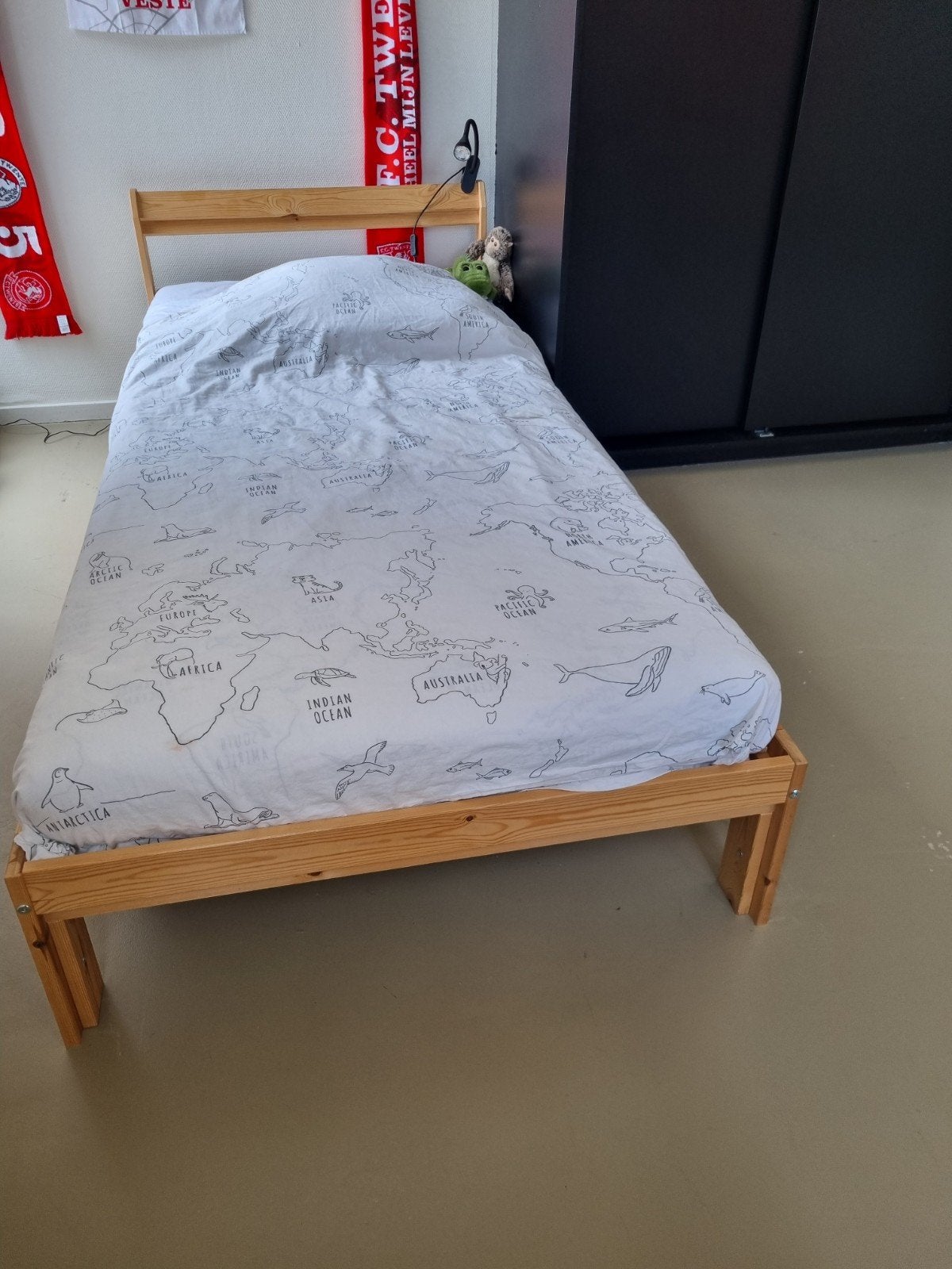 Bed + lattenbodem + matras zeer goede staat, Ophalen, 90 cm, Eenpersoons, Wit