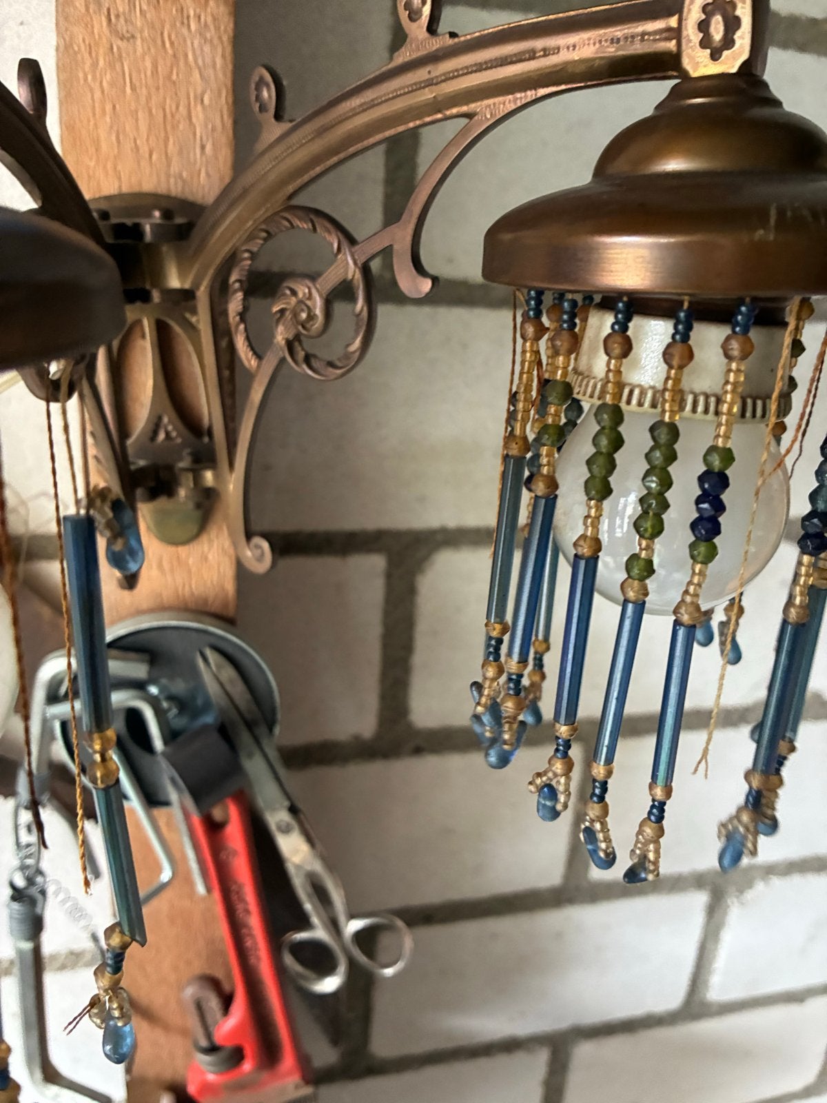 Vintage wandlamp met kralen en koperen details, Antiek en Kunst, Ophalen