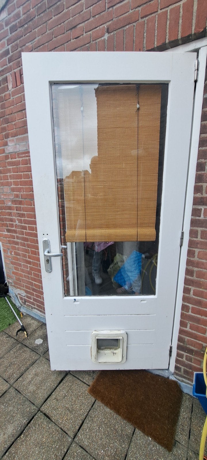 Witte buitendeur met glas en kattenluik, Doe-het-zelf en Verbouw, Ophalen, Gebruikt, 80 tot 100 cm, Buitendeur