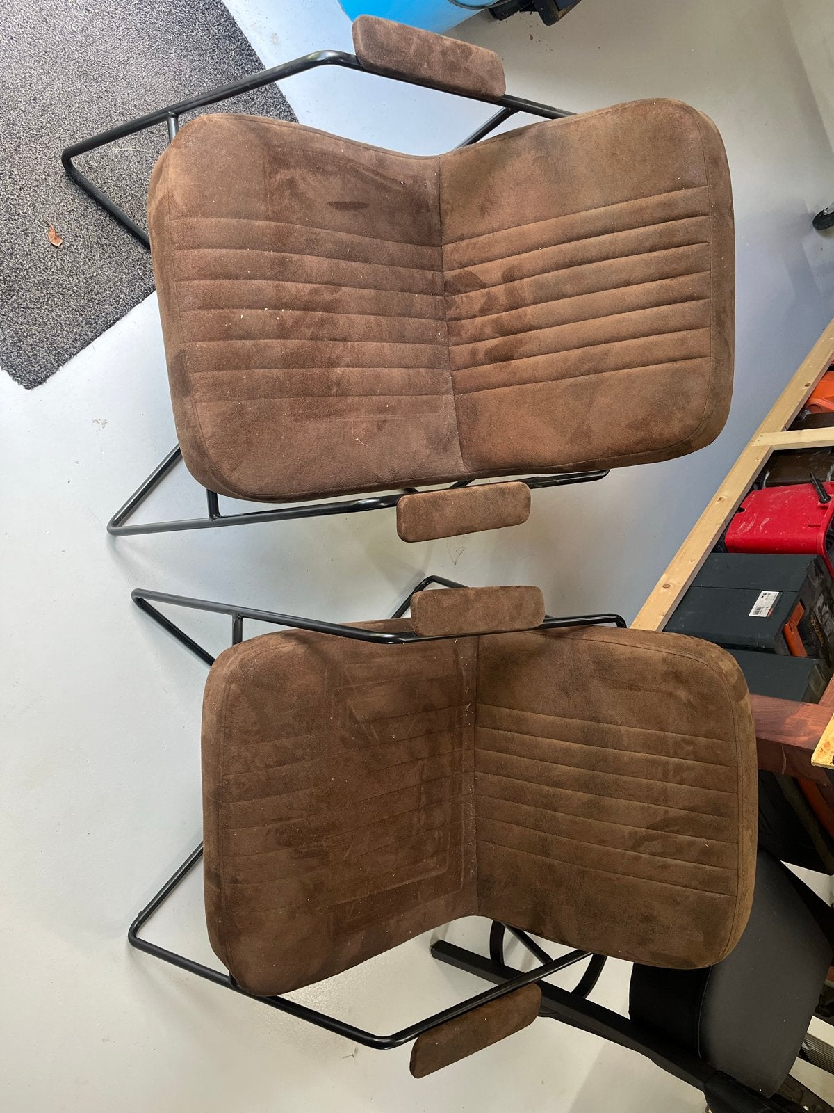 Twee bruine stoelen met metalen frame, Ophalen, Gebruikt, Twee, Bruin