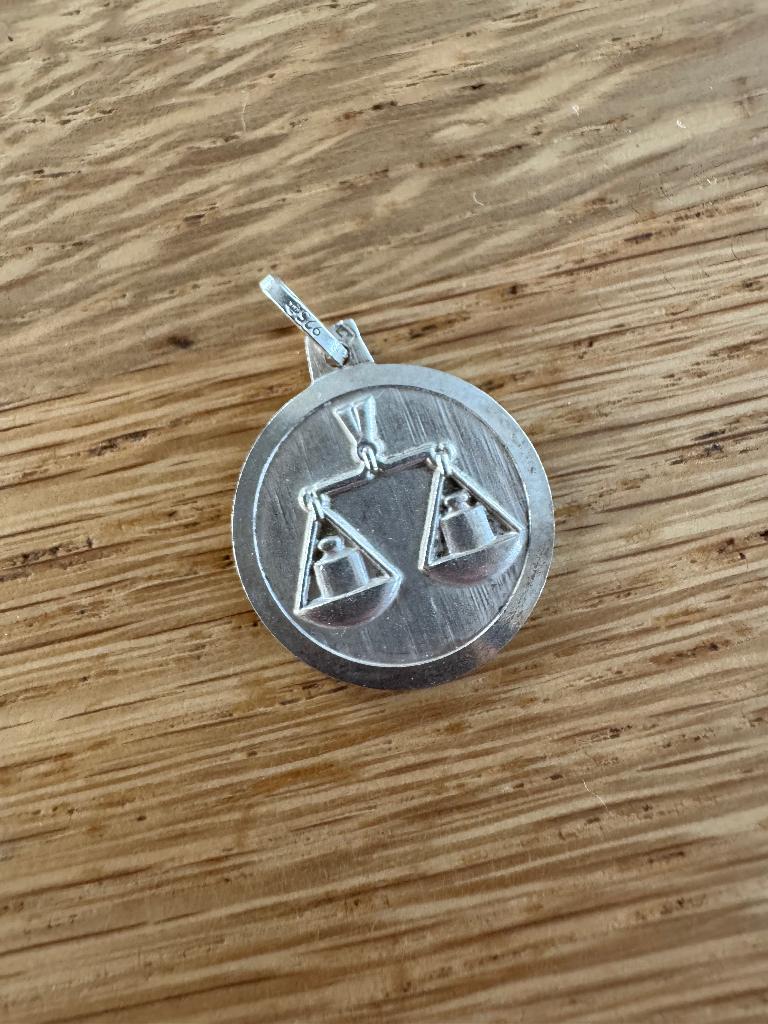 Zilveren Weegschaal hanger, Ophalen of Verzenden, Zo goed als nieuw, Kruis of Symbool, Zilver