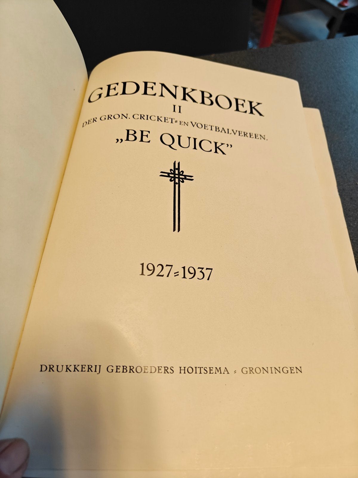 Prachtig oud jubileum boek BE QUICK 1927-1937 in mooie staat, Gelezen, Bruins Oving jr, Ophalen of Verzenden, Balsport