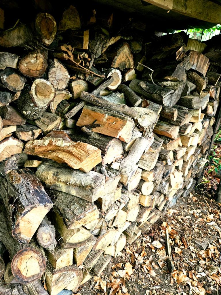 Droog brandhout gestapelde kuub, Tuin en Terras, Haardhout, Blokken, Overige houtsoorten, 3 tot 6 m³, Ophalen of Verzenden