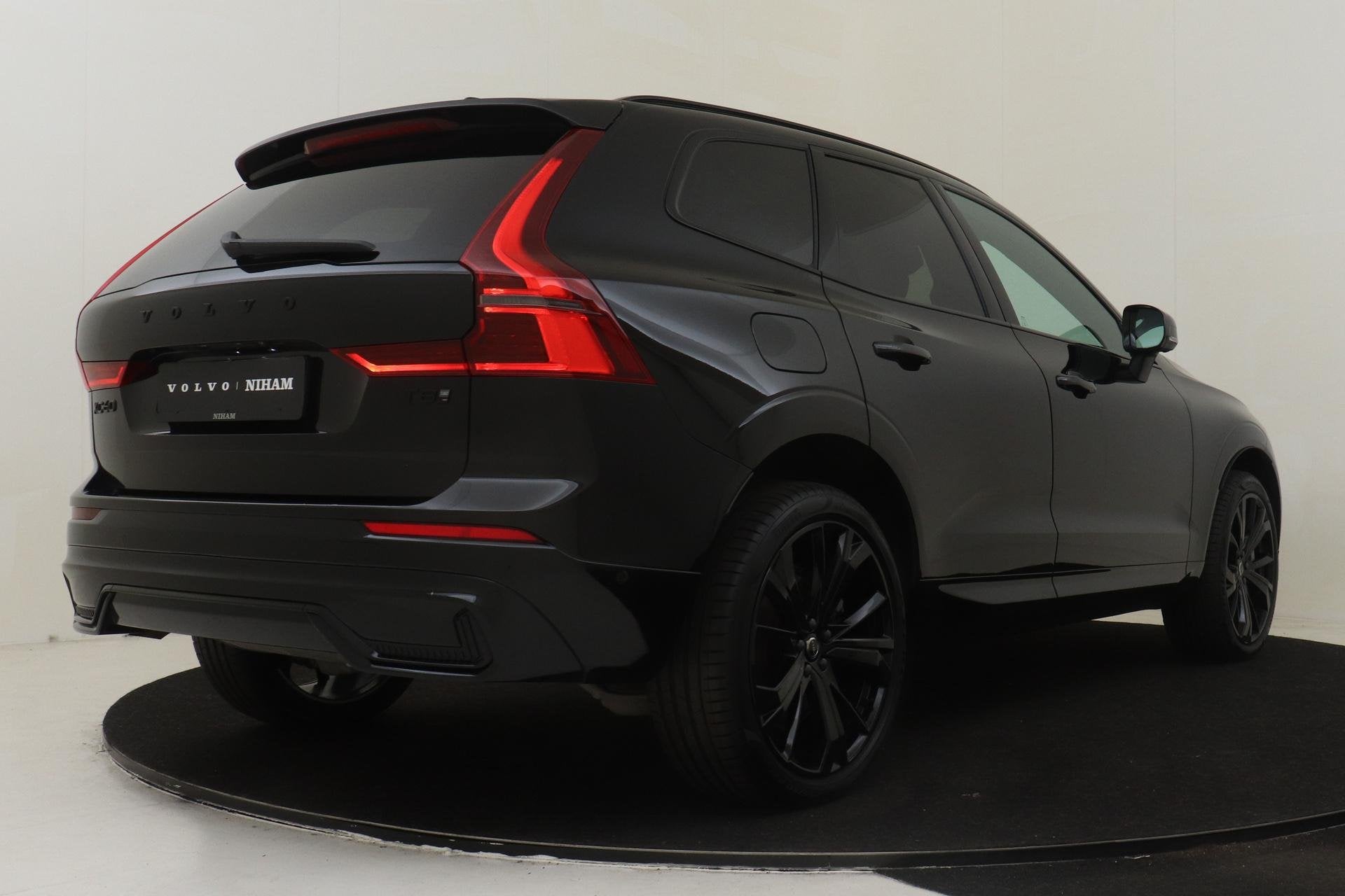 Volvo XC60 II T8 PLUG-IN HYBRID AWD PLUS BLACK EDITION -PANO, Auto's, Volvo, Automaat, 12 maanden, Gebruikt, Euro 6