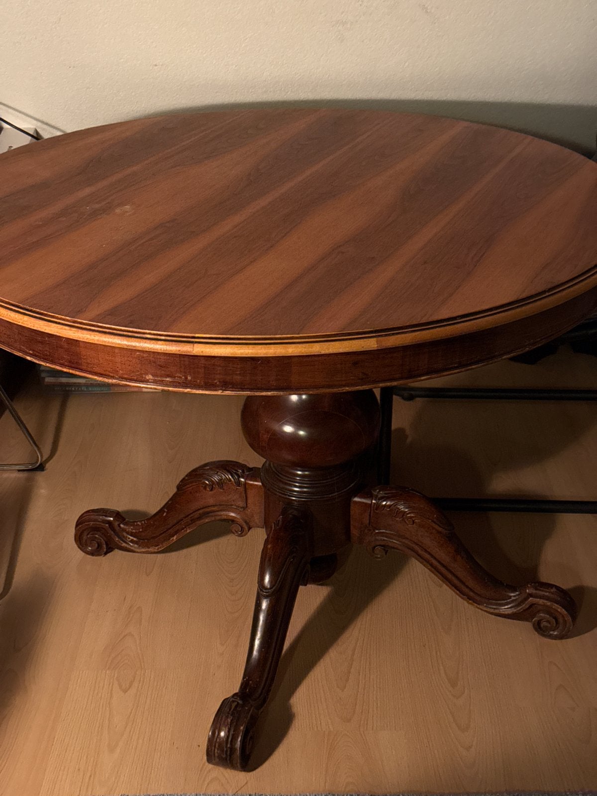 (Antieke) ronde salontafel met sierlijke poten, Ophalen